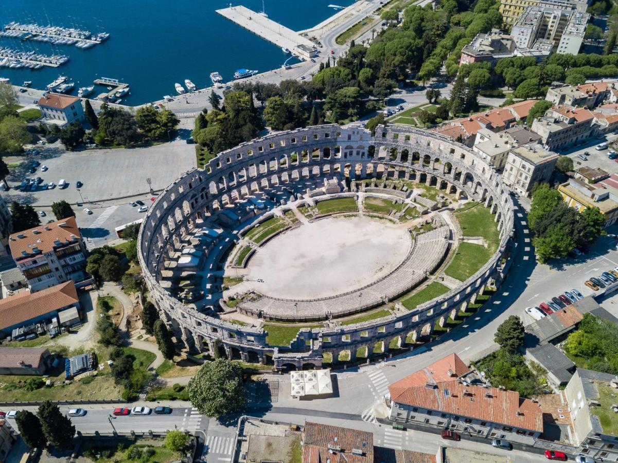 Quirky Apartment Arena With Parking Pula Exterior photo
