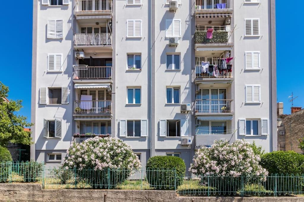Quirky Apartment Arena With Parking Pula Exterior photo